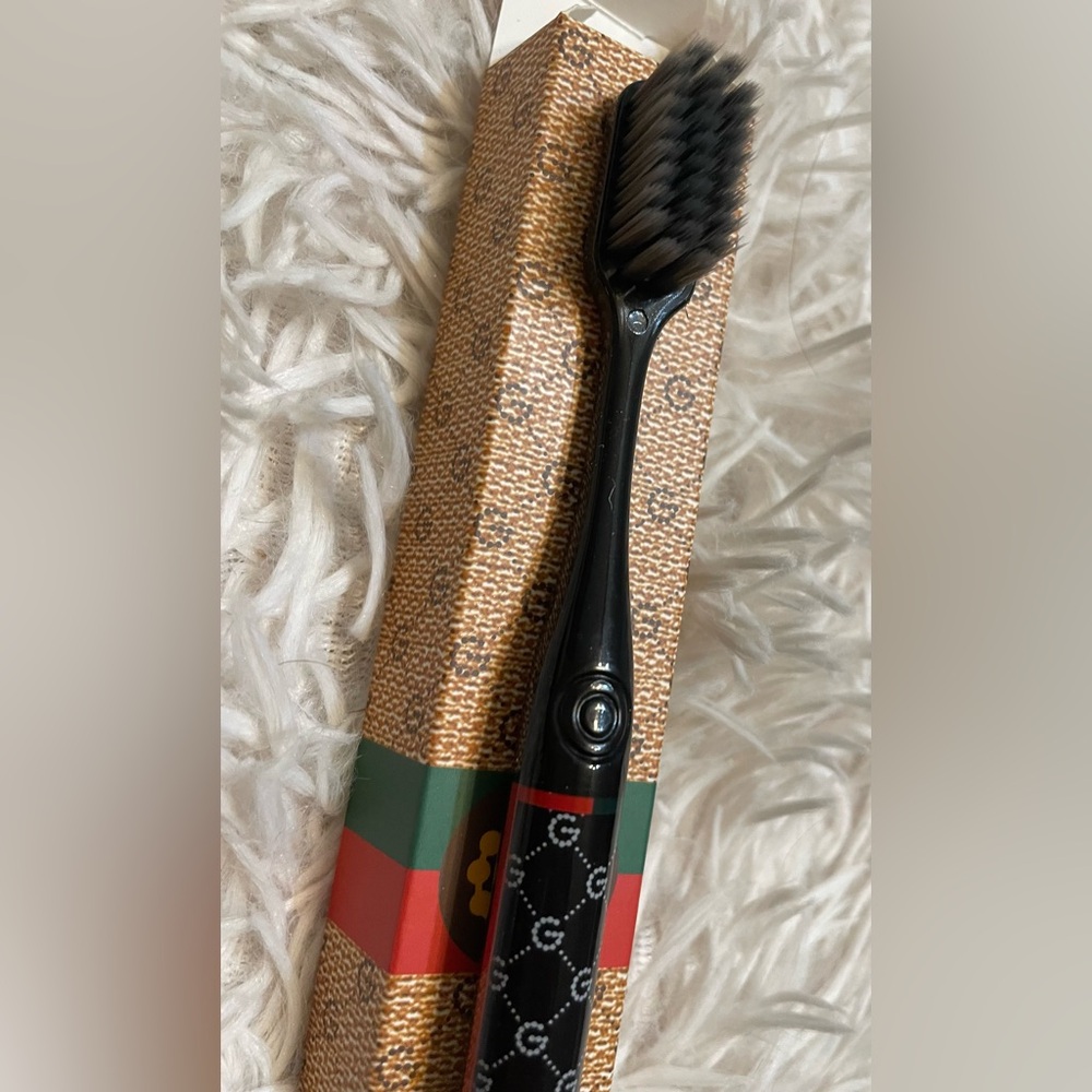 Fancy tooth brush - Picture 3 of 4